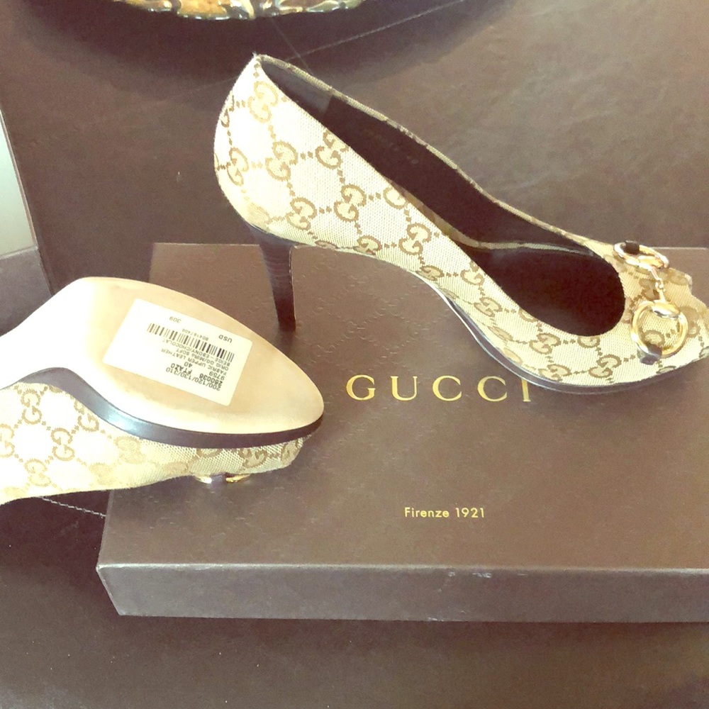 Never worn gorgeous Gucci shoes in sz 40